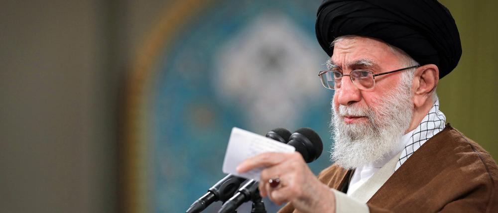 Ajatollah Ali Chamenei ist der Tonaufnahme zufolge besorgt über die Moral seiner bewaffneten Kräfte und den Zustand der Wirtschaft.