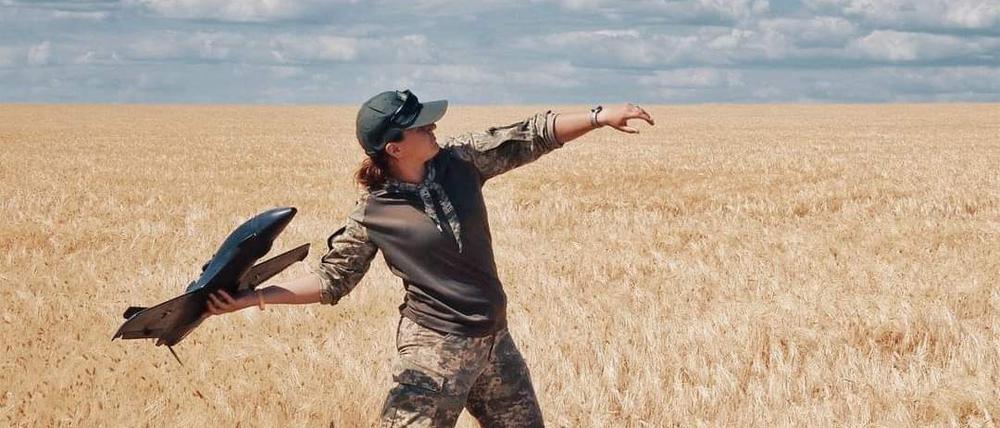 Nastja Konfederat mit einer Drohne.