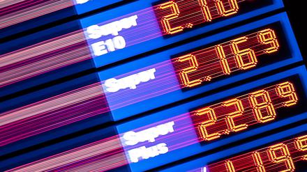 Blick auf die Preistafel einer Tankstelle.