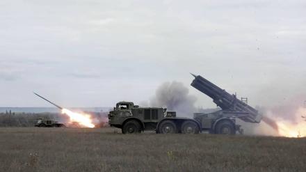 Russische BM-21 Mehrfachraketenwerfer im Einsatz im Krieg gegen die Ukraine.