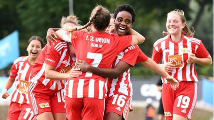 Wer lacht zuletzt? Stand jetzt kann sich Union Berlin um Naika Reissner (Mitte) noch Hoffnungen machen.