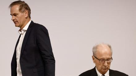 Oliver Blume (l.) vor Beginn der außerordentlichen Hauptversammlung