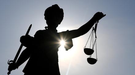 ARCHIV - 25.02.2019, Hessen, Frankfurt/Main: Die Statue der Justitia mit einer Waage und einem Schwert steht auf dem Gerechtigkeitsbrunnen auf dem Römerberg. Sachsen-Anhalt hat in diesem Jahr 40 neue Juristinnen und Juristen für die Gerichte und Staatsanwaltschaften gewinnen können. Das sind mehr als geplant. (zu dpa «Sachsen-Anhalt findet ausreichend Juristennachwuchs») Foto: Arne Dedert/dpa +++ dpa-Bildfunk +++