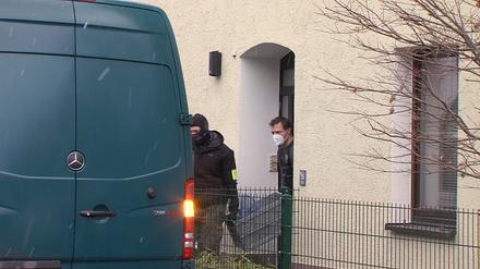 Bei einem der größten Polizeieinsätze gegen Extremisten sollen mindestens zehn illegale Schusswaffen sichergestellt worden sein.