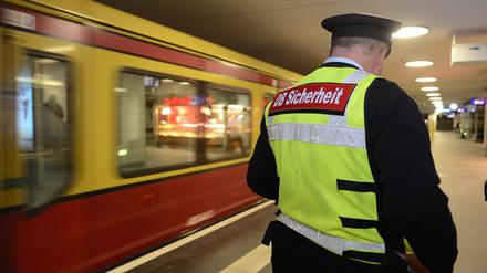 S-Bahnhof Berlin Friedrichsstrasse.
Seit dem 4.4.2016 kontrolliert die DB Sicherheit verschärft das Rauchverbot in den Bahnhöfen. Beim Verstoß sind € 15 Bußgeld fällig.
Foto: Mike Wolff
