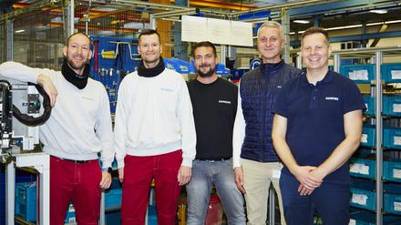 Die Prüfmonteure André Zöllner und Stefan Trebesius, Teamleiter Martin Schmidt, Werkleiter Jan Teichner und Fertigungsleiter Ingo Michalik (von links).