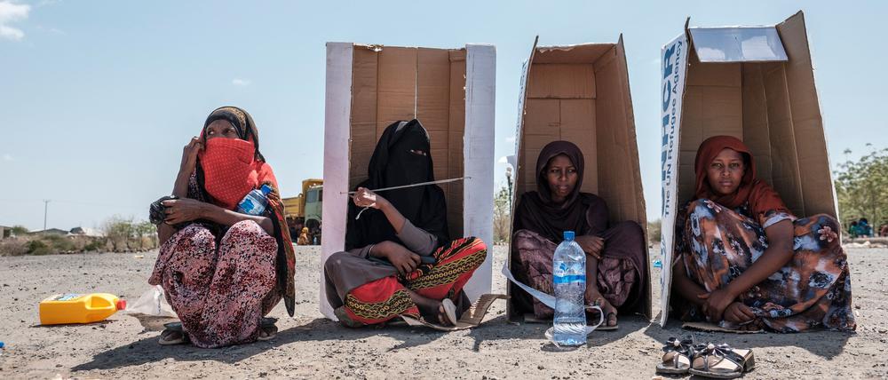 Eritreische Flüchtlinge warten in Semera in Äthiopien auf Registrierung durch das UN-Flüchtlingshilfswerk.