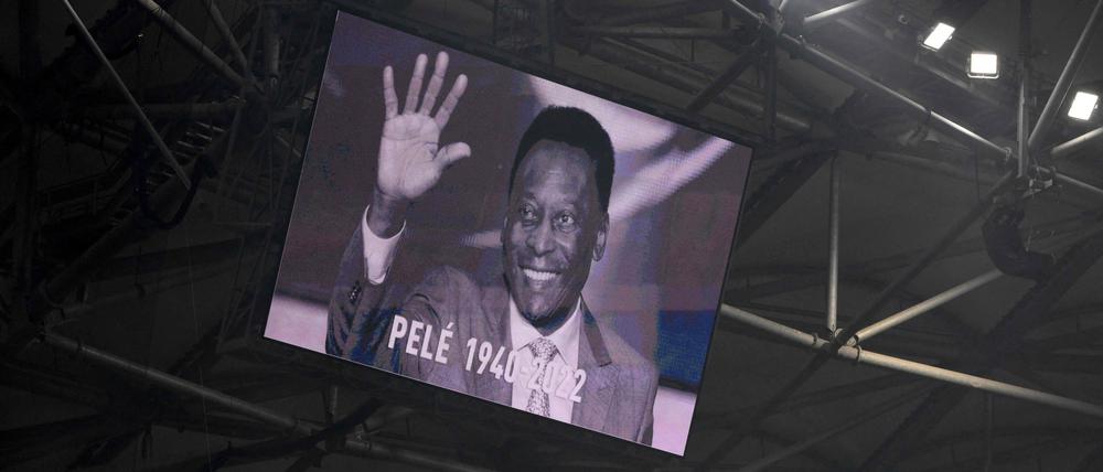 Ein Foto Pelés ist auf einer Leinwand in Frankreich zu sehen.