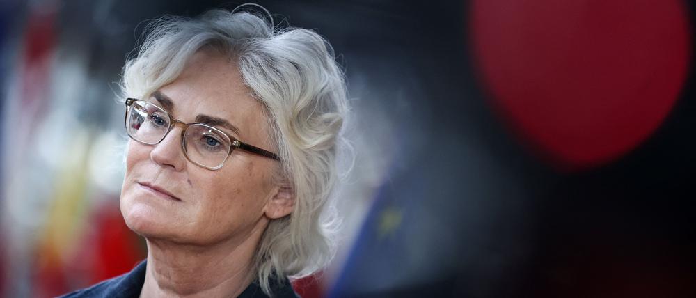 Noch am Freitag hat Christine Lambrecht berichtet, dass sie und die Truppe auch in der Zukunft am Pannen-Panzer Puma festhalten wollen – nun findet diese politisch ohne sie statt.