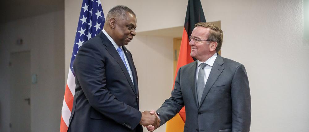 Verteidigungsminister Boris Pistorius (SPD) begrüßt seinen Amtskollegen Lloyd Austin.