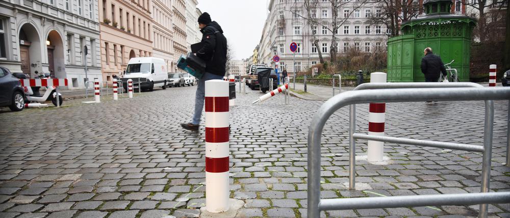 Verkehrsberuhigung im Bergmannkiez in Berlin-Kreuzberg - rund um den Chamissoplatz wurden Poller und Abstellanlagen für Lastenfahrräder und Fahrräder im Kopfsteinpflaster angebracht. Aufgenommen am 26. Januar 2023.