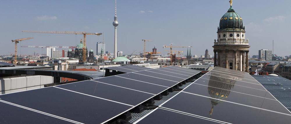 Photovoltaik-Anlage mit Dünnschichtmodulen auf dem Dach des Kaufhauses Galeries Lafayette, hinten Turm vom Französischen Dom und Fernsehturm, Berlin, Deutschland, Europa || Mindestpreis 20 Euro