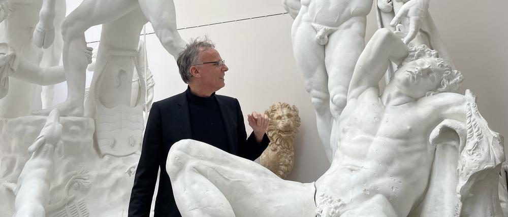 Lorenz Winkler-Horaček, Professor am Institut für Klassische Archäologie der Freien Universität Berlin und Kustos der Abguss-Sammlung der FU Berlin, steht in den Räumen der Sammlung inmitten von Gipsabdrücken antiker Skulpturen.