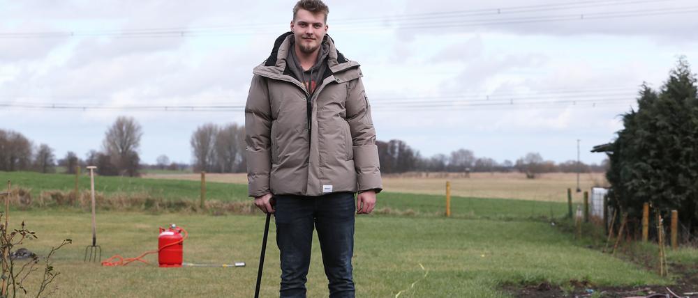 Oliver Janke aus Groß Kreutz. Er benötigt eine Krücke zum Laufen.