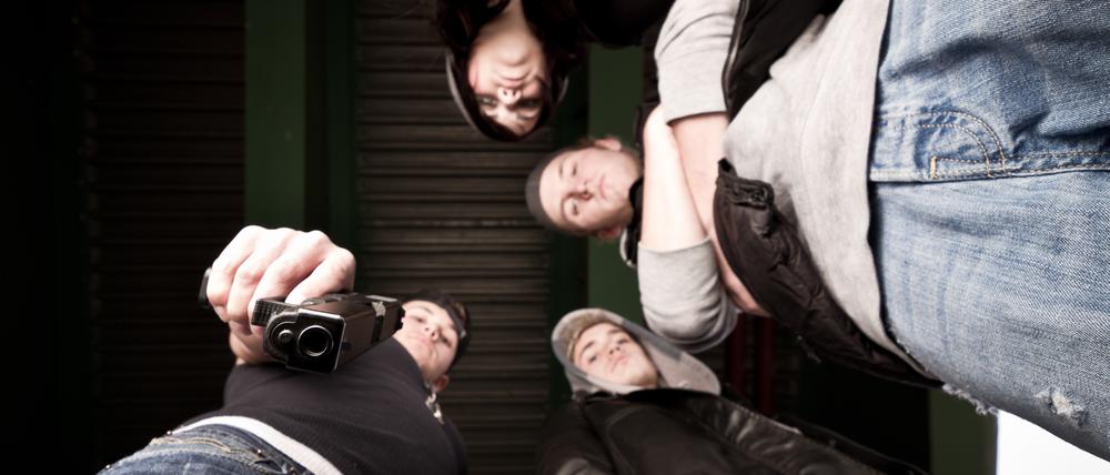 Blick in den Abgrund. Ob junge Menschen kriminell werden, hängt laut einer neuen Studie messbar damit zusammen, in welchem Ausmaß im Viertel kriminelle Banden ihr Unwesen treiben.