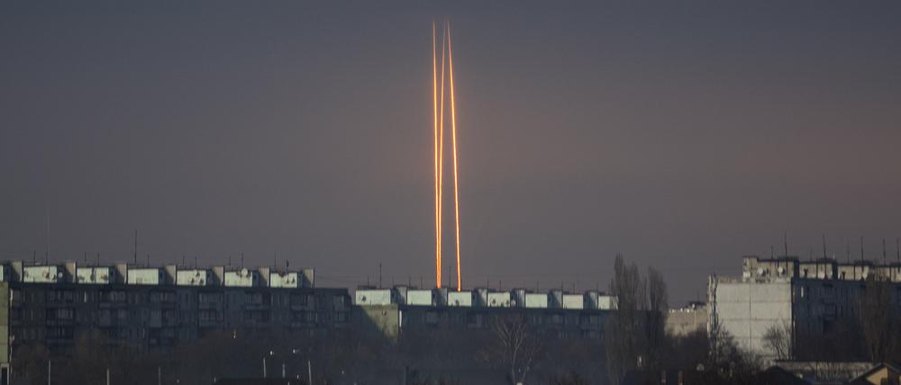 Drei russische Raketen, die von der russischen Region Belgorod aus auf die Ukraine abgefeuert wurden, fliegen in der Morgendämmerung.