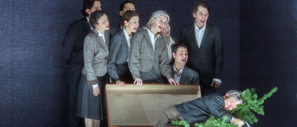 Ausstieg aus dem Überseekoffer. Szene mit Johanna Wokalek (3. von links), Corinna Kirchhoff (5. v. l.) und Peter Luppa (unten).