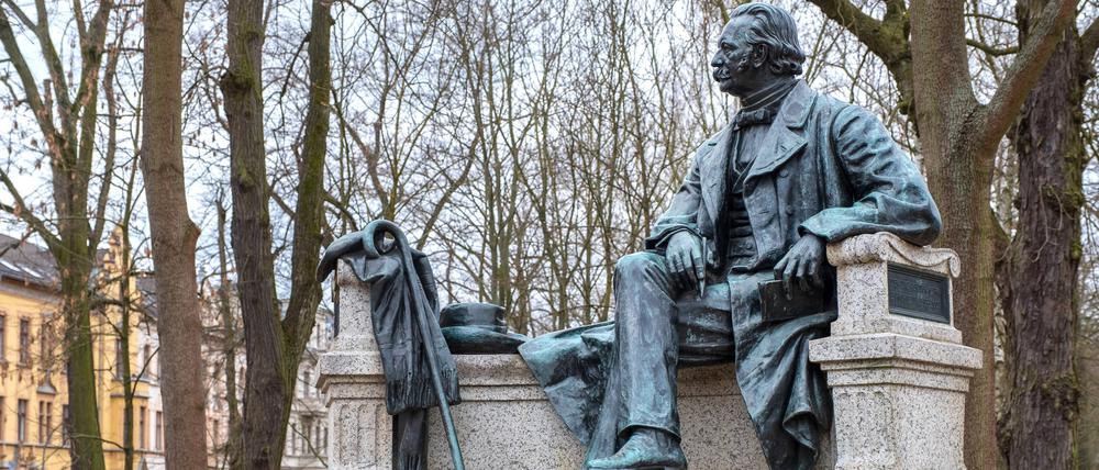 Theodor Fontane Denkmal in Neuruppin. Das neue Handbuch zum Dichter ist eine wahre Fundgrube für Fans und Forschende geworden.