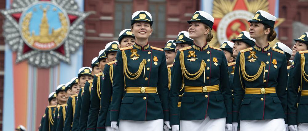 Russische Kadettinnen marschieren während einer Militärparade zur Erinnerung an das Ende des Zweiten Weltkrieges vor 74 Jahren auf dem Roten Platz.