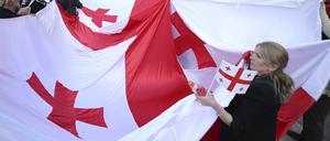 In der Hauptstadt Tiflis: Demonstranten mit einer riesigen georgischen Fahne fordern im April die Freilassung des ehemaligen Präsidenten Saakaschwili und den Beitritt zur EU.