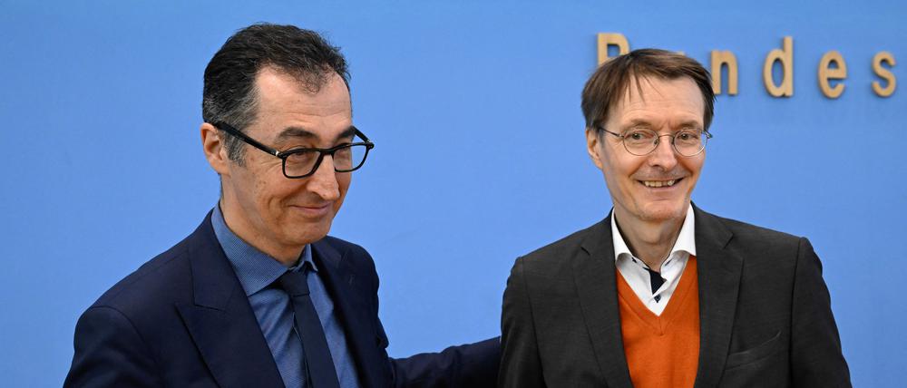 Cem Özdemir (Grüne) und Karl Lauterbach (SPD, rechts) präsentierten die Pläne.