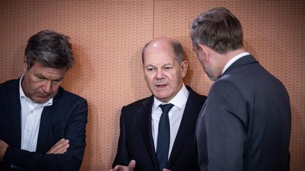 Bundeskanzler Olaf Scholz (M., SPD), spricht mit Christian Lindner (r., FDP), Bundesminister der Finanzen, und Robert Habeck (Bündnis 90/Die Grünen), Bundesminister für Wirtschaft und Klimaschutz.