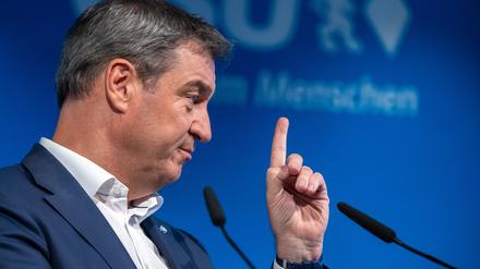 Markus Söder, CSU-Vorstandsvorsitzender, nimmt nach einer Videoschalte des CSU-Vorstands an einer Pressekonferenz teil.
