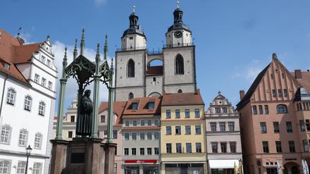 Die Türme der Stadtkirche St. Marien ragen über den Marktplatz der Stadt Wittenberg. An der Kirche befindet sich eine als „Judensau“ bezeichnete Schmähplastik, die stark umstritten ist.