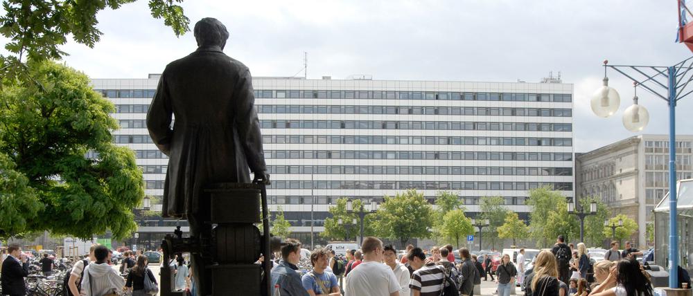 Dass es seit mehreren Semestern zu wenig Prüfer für Abschlussarbeiten gibt, ist an der TU-Fakultät bekannt.