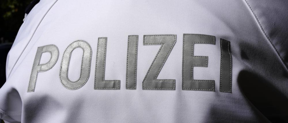 Jacke mit Polizeischriftzug. Symbolbild.