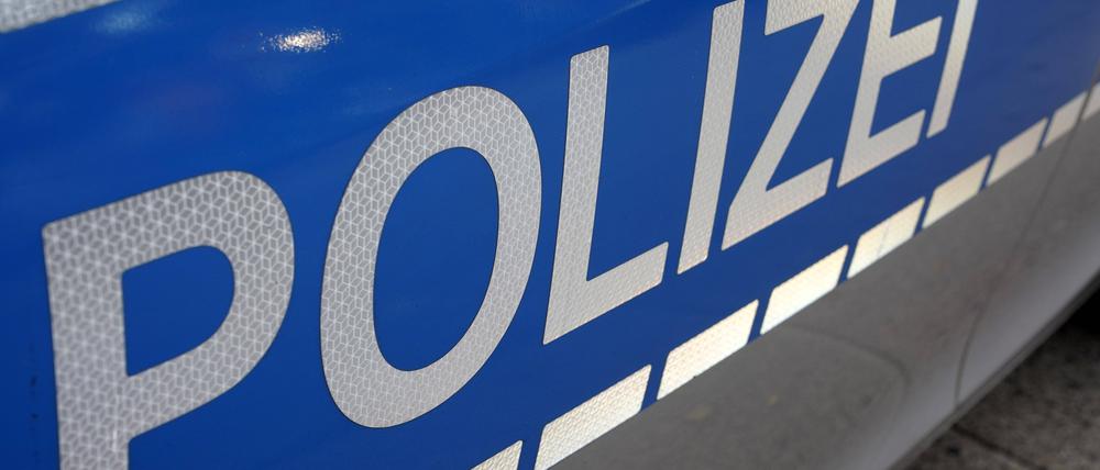 Schriftzug der Polizei an Poizeifahrzeug. (Symbolbild)