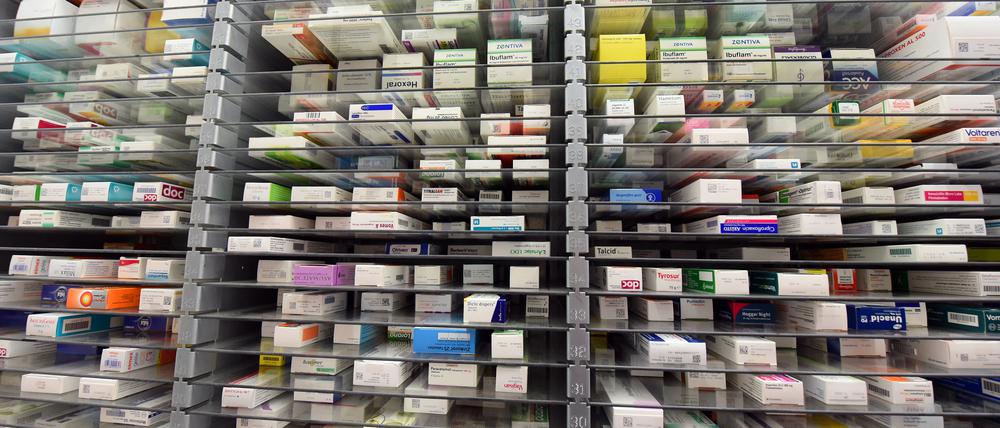 ARCHIV - 06.03.2020, Sachsen, Leipzig: Medikamente liegen im Lager einer Apotheke. Kranke Kinder in Deutschland können nach Angaben eines Ärzteverbandes derzeit zum Teil nicht ausreichend mit Antibiotika-Säften versorgt werden. (zu dpa "Mangel an Antibiotika-Säften: Situation laut Kinderärzten «prekär»") Foto: Waltraud Grubitzsch/dpa +++ dpa-Bildfunk +++