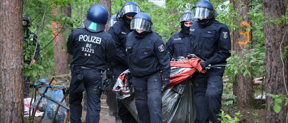 Die Polizei begann am Morgen mit der Räumung der Waldbesetzung.