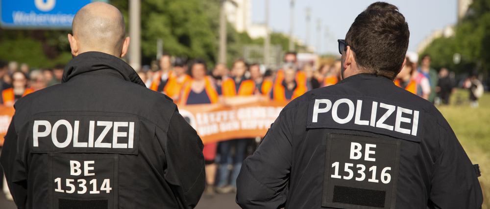 Unterstützer der Klimaaktivisten von Letzte Generation demonstrieren in Berlin gegen die Einstufung als kriminelle Vereinigung durch die Behörden.