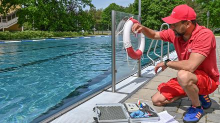 „Und wir alle schulden ihm Dank/Ohne ihn gäbe es gar keinen Badebetrieb/Ich sing ein Loblied auf ihn“, so singt Dota in „Bademeister*in“. Hier René Poppel, Badleiter im Freibad Waldfrieden in Bernau beim Prüfen der Wasserqualität. Foto: Patrick Pleul/dpa