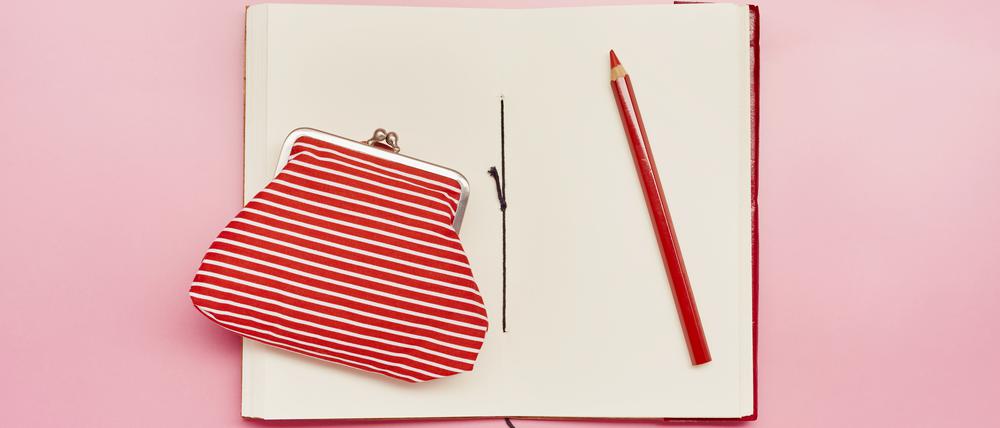 Ein Haushaltsbuch zu führen hilft dabei unnötige Ausgaben zu entdecken.