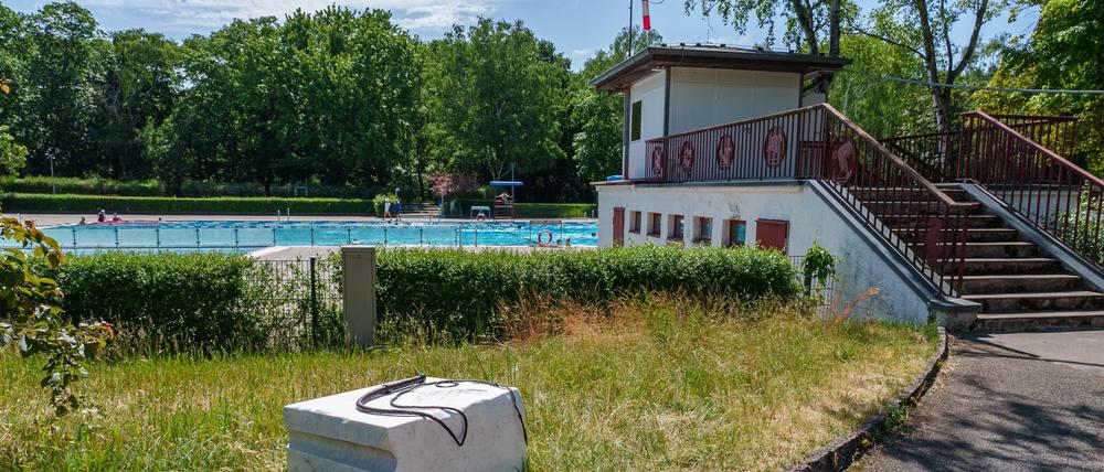 Maria Lobodas Marmorblock ist seit diesem Wochenende im Tropez im Sommerbad Humboldthain zu sehen.