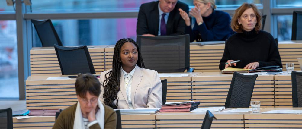 Touré (Mitte) und Prien (rechts) bei einer Plenarsitzung im Landeshaus Kiel.