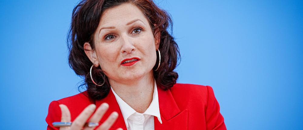 Ferda Ataman warb bei einer Preisverleihung für tatkräftiges Engagement gegen rechtsextreme Diskriminierung an Schulen.