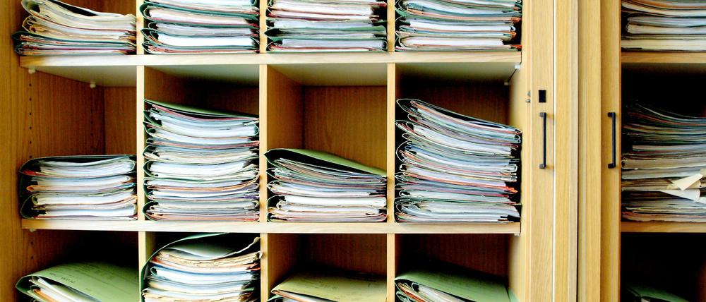 Aktenberge im Finanzamt Reinickendorf in Berlin (Symbolbild).