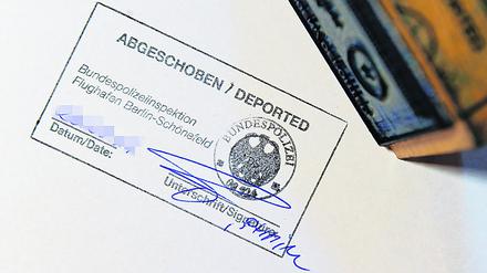 Der Schriftzug „Abgeschoben/Deported“ steht in Schönefeld (Brandenburg) auf einem amtlichen Stempelbild der Bundespolizei.