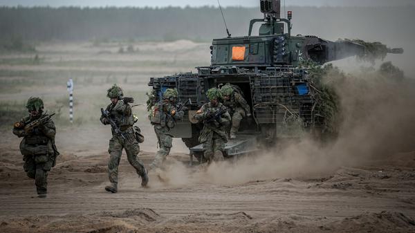 Soldaten der Bundeswehr springen zum Abschluss bei einer Nato-Übung aus einem Puma-Schützenpanzer. 