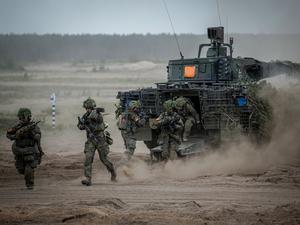 Soldaten der Bundeswehr springen zum Abschluss bei einer Nato-Übung aus einem Puma-Schützenpanzer. 