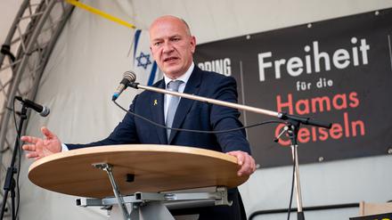 „Ich werde nicht ruhig bleiben“: Berlins Regierender Bürgermeister Kai Wegner (CDU) am Dienstagabend bei der Abschlussveranstaltung für den „Platz der Hamas-Geiseln“ auf dem Bebelplatz.