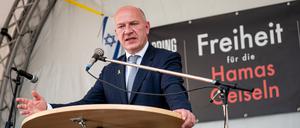 „Ich werde nicht ruhig bleiben“: Berlins Regierender Bürgermeister Kai Wegner (CDU) am Dienstagabend bei der Abschlussveranstaltung für den „Platz der Hamas-Geiseln“ auf dem Bebelplatz.