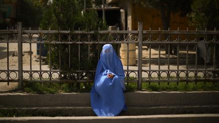 Obwohl die Taliban anfangs eine gemäßigtere Herrschaft sowie Frauen- und Minderheitenrechte versprochen hatten, haben sie ihre strenge Auslegung des islamischen Rechts weitgehend durchgesetzt.