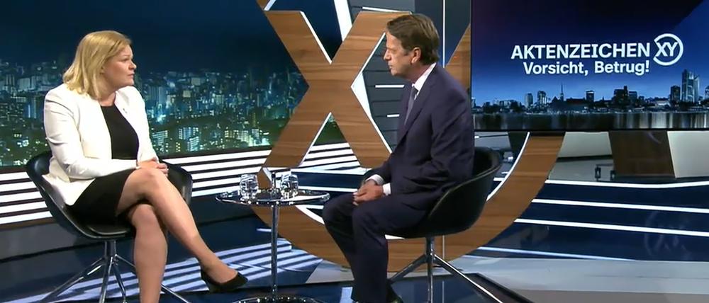 Bundesinnenministerin Nancy Faeser (SPD) unterhält sich mit Moderator Rudi Cerne in der TV-Sendung „Aktenzeichen XY“. 
