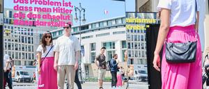 Initiative protestiert mit Spiegel-Installation gegen AfD am Brandenburger Tor in Berlin.