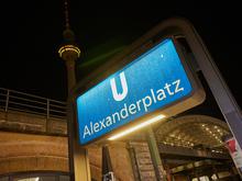 Mit Holzlatten und Glasflaschen: Mann bricht nach Schlägerei am Berliner Alexanderplatz zusammen