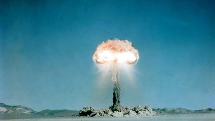 Ein Atompilz steigt nach der Explosion einer Atombombe über dem Testgelände in der Wüste von Nevada auf. (Undatiert).